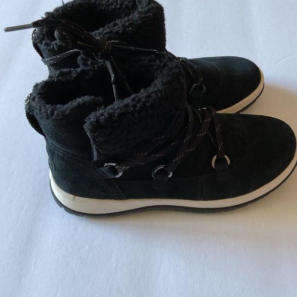UGG 1143836 WOMENS LACE UP FRONT SUEDE SNEAKER BOOT BLACK SIZE 7 NWT - Picture 4 of 12